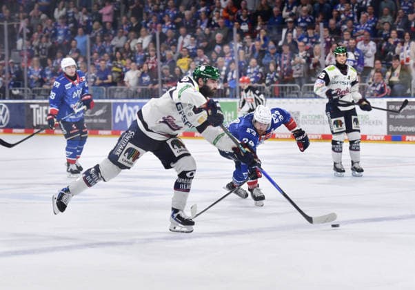 24 04 2026, xblx, Eishockey Penny DEL Final 2026, Adler Mannheim Eisbären Berlin v l Liam Kirk Eisbären Berlin , Tom Kühnhackl Kuehnhackl Adler Mannheim DFL DFB REGULATIONS PROHIBIT ANY USE OF PHOTOGRAPHS as IMAGE SEQUENCES and or QUASI VIDEO Mannheim