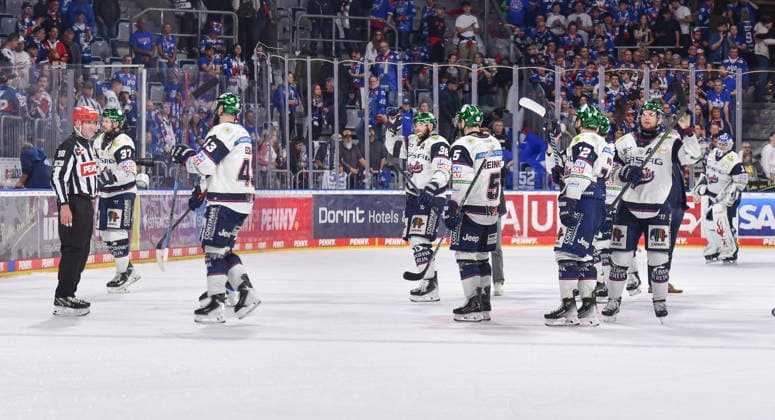 24 04 2026, xblx, Eishockey Penny DEL Final 2026, Adler Mannheim Eisbären Berlin v l Berlin thanks the fans DFL DFB REGULATIONS PROHIBIT ANY USE OF PHOTOGRAPHS as IMAGE SEQUENCES and or QUASI VIDEO Mannheim