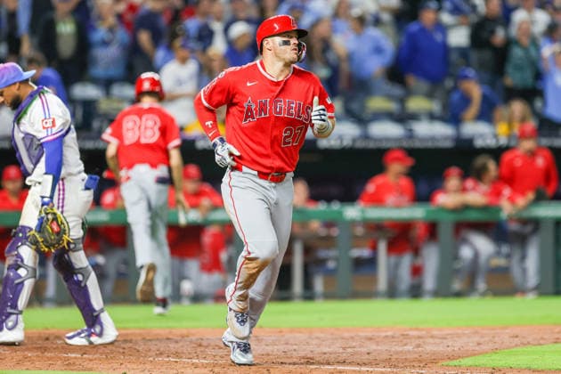 MLB, Baseball Herren, USA 2026: Angels Vs Royals April 24th APR 24, 2026: Los Angeles Angels outfielder Mike Trout (27) earns a walk after winning the ABS challenge against the Kansas City Royals at Kauffman Stadium in Kansas City, MO. Roman Puno CSM (Credit Image: Â Roman Puno Cal Media) Kansas City Missouri United States EDITORIAL USE ONLY Copyright: xx ZUMA-20260425_zma_c04_054.jpg RomanxPunox csmphotothree487898