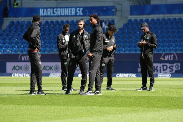 25 04 2026, xrekx, Fußball 2 Bundesliga, Karlsruher SC Hannover 96 v l Platzbegehung Hannover 96 Mannschaft DFL DFB REGULATIONS PROHIBIT ANY USE OF PHOTOGRAPHS as IMAGE SEQUENCES and or QUASI VIDEO Karlsruhe