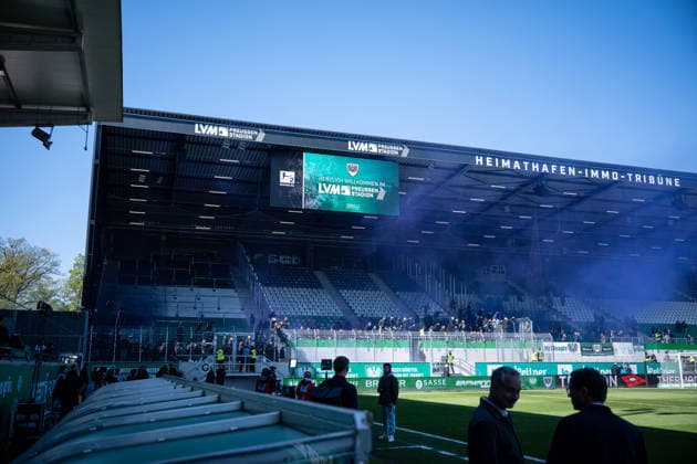 25 04 2026, Soccer, 2 Bundesliga, 31 Matchday Season 2025 2026, Preußen Münster DSC Arminia Bielefeld, Pyrotechnics in the guest block of Arminia Bielefeld, xRHR FOTO TKx Copyright: RHR-FOTOx RHR-FOTO TK