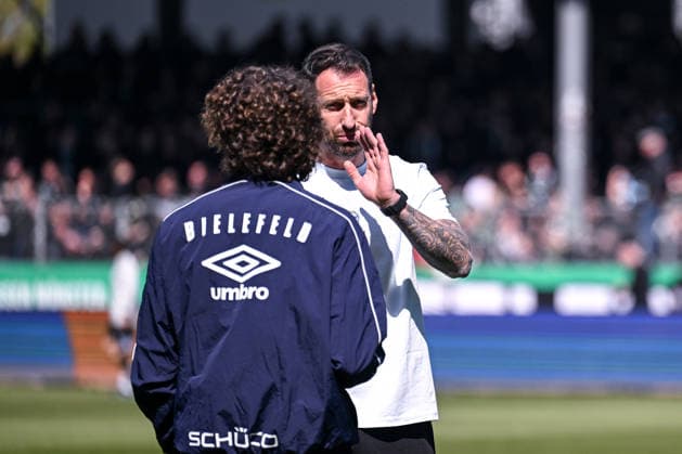 25 04 2026, Soccer, 2 Bundesliga, 31 Matchday Season 2025 2026, Preußen Münster DSC Arminia Bielefeld, Mael Corboz DSC Arminia Bielefeld , Coach Mitch Kniat Arminia Bielefeld xRHR PHOTO TKx Copyright: RHR-FOTOx RHR-FOTO TK