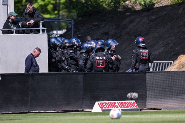 25 04 2026, Soccer, 2 Bundesliga, 31 Matchday Season 2025 2026, Preußen Münster DSC Arminia Bielefeld, Police stand by at the derby, xRHR PHOTO TKx Copyright: RHR-FOTOx RHR-FOTO TK