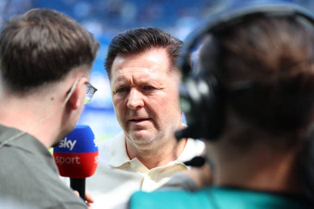 25 04 2026, xrekx, Fußball 2 Bundesliga, Karlsruher SC Hannover 96 v l Christian Titz Trainer Hannover 96 bei SKY DFL DFB REGULATIONS PROHIBIT ANY USE OF PHOTOGRAPHS as IMAGE SEQUENCES and or QUASI VIDEO Karlsruhe