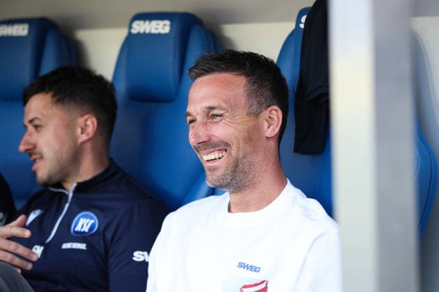 Christian Eichner Karlsruher SC, Head Coach in a good mood before kick-off, Karlsruher SC vs Hannover 96, 2 Bundesliga, 31 Matchday, 2025 2026, 25 04 2026, DFL REGULATES PROHIBIT ANY USE OF PHOTOGRAPHS AS IMAGE SEQUENCES AND OR QUASI VIDEO, Karlsruher SC vs Hannover 96, 2 Bundesliga, 31 Matchday, 2025 2026, 25 04 2026 Karlsruhe Copyright: xEibner-Pressefoto JanxPrihodax EP_JPA