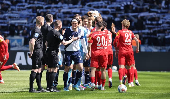 Welcoming the teams before the start of the match Sport Soccer Football DFL 2 Bundesliga Men 31 Matchday Season 2025 2026 25 04 2026 Hertha BSC Berlin vs Holstein Kiel KSV DFL regulations prohibit any use of photographs as image sequences and or quasi video