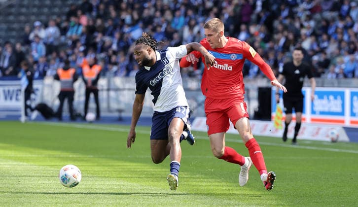 Deyovaisio Zeefuik, Marko Ivezic duel match scene action sport soccer soccer DFL 2 Bundesliga Men 31 Matchday Season 2025 2026 25 04 2026 Hertha BSC Berlin vs Holstein Kiel KSV DFL regulations prohibit any use of photographs as image sequences and or quasi video