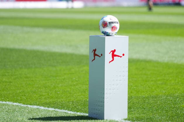 2 Bundesliga, Karlsruher SC vs Hannover 96, 25 04 2026 Match ball before the match on the Bundesliga podium 2 Bundesliga, Karlsruher SC vs Hannover 96, BBBank Wildpark Karlsruhe, 25 04 2026 DFB DFL REGULATIONS PROHIBIT ANY USE OF PHOTOGRAPHS AS IMAGE SEQUENCES AND OR QUASI VIDEO Copyright: xBEAUTIFULxSPORTS Boscox