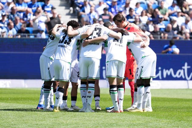 2 Bundesliga, Karlsruher SC vs Hannover 96, 25 04 2026 Hannover 96 in the team circle before the match 2 Bundesliga, Karlsruher SC vs Hannover 96, BBBank Wildpark Karlsruhe, 25 04 2026 DFB DFL REGULATIONS PROHIBIT ANY USE OF PHOTOGRAPHS AS IMAGE SEQUENCES AND OR QUASI VIDEO Copyright: xBEAUTIFULxSPORTS Boscox