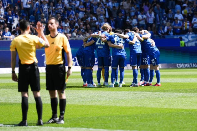 2 Bundesliga, Karlsruher SC vs Hannover 96, 25 04 2026 Karlsruher in the team circle before the match 2 Bundesliga, Karlsruher SC vs Hannover 96, BBBank Wildpark Karlsruhe, 25 04 2026 DFB DFL REGULATIONS PROHIBIT ANY USE OF PHOTOGRAPHS AS IMAGE SEQUENCES AND OR QUASI VIDEO Copyright: xBEAUTIFULxSPORTS Boscox