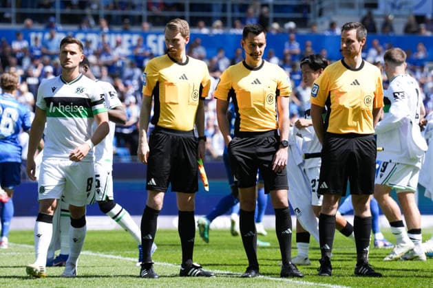 2 Bundesliga, Karlsruher SC vs Hannover 96, 25 04 2026 Stefan Zielsdorf Assistant , Ben Henry Uhrig Assistant and Konrad Oldhafer Referee 2 Bundesliga, Karlsruher SC vs Hannover 96, BBBank Wildpark Karlsruhe, 25 04 2026 DFB DFL REGULATIONS PROHIBIT ANY USE OF PHOTOGRAPHS AS IMAGE SEQUENCES AND OR QUASI VIDEO Copyright: xBEAUTIFULxSPORTS Boscox