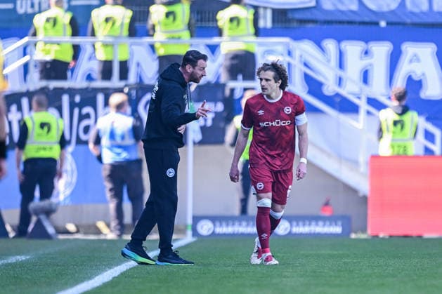 25 04 2026, Soccer, 2 Bundesliga, 31 Matchday Season 2025 2026, Preußen Münster DSC Arminia Bielefeld, Coach Mitch Kniat Arminia Bielefeld , Mael Corboz DSC Arminia Bielefeld xRHR PHOTO TKx Copyright: RHR-FOTOx RHR-FOTO TK