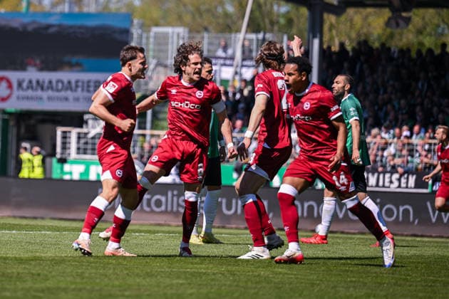25 04 2026, Soccer, 2 Bundesliga, Matchday 31 Season 2025 2026, Preußen Münster DSC Arminia Bielefeld, Monju Momuluh DSC Arminia Bielefeld celebrates the goal to 1 1 with Mael Corboz DSC Arminia Bielefeld xRHR PHOTO TKx Copyright: RHR-FOTOx RHR-FOTO TK