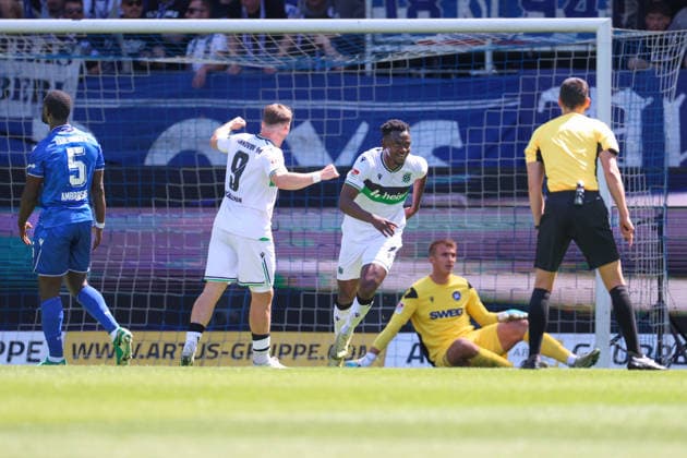 Goal for 0 1 by Mustapha Bundu Hannover 96, 07 , Karlsruher SC vs Hannover 96, 2 Bundesliga, 31 Matchday, 2025 2026, 25 04 2026, DFL REGULATES PROHIBIT ANY USE OF PHOTOGRAPHS AS IMAGE SEQUENCES AND OR QUASI VIDEO, Karlsruher SC vs Hannover 96, 2 Bundesliga, 31 Matchday, 2025 2026, 25 04 2026 Karlsruhe Copyright: xEibner-Pressefoto JanxPrihodax EP_JPA
