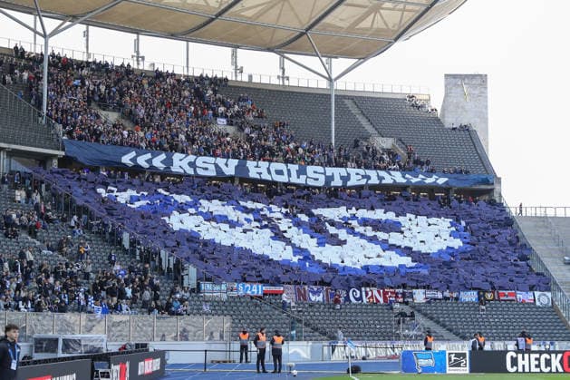 25 04 2025, xtgx, Soccer 2 Bundesliga, Hertha BSC Berlin Holstein Kiel emspor, v l symbol photo, symbol image, symbol fans, spectators, audience, tribute choreo, choreography, choreography DFL DFB REGULATIONS PROHIBIT ANY USE OF PHOTOGRAPHS as IMAGE SEQUENCES and or QUASI VIDEO Berlin