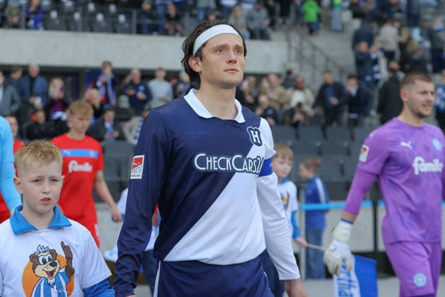 25 04 2025, xtgx, Soccer 2 Bundesliga, Hertha BSC Berlin Holstein Kiel emspor, v l Fabian Reese Hertha, 11 Sondertrikot DFL DFB REGULATIONS PROHIBIT ANY USE OF PHOTOGRAPHS as IMAGE SEQUENCES and or QUASI VIDEO Berlin