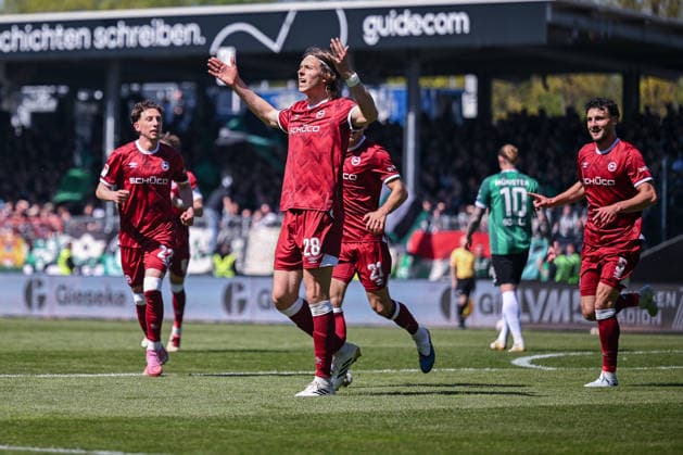 25 04 2026, Soccer, 2 Bundesliga, 31 Matchday Season 2025 2026, Preußen Münster DSC Arminia Bielefeld, Roberts Uldrikis DSC Arminia Bielefeld is happy about the goal for 1 2, xRHR PHOTO TKx Copyright: RHR-FOTOx RHR-FOTO TK