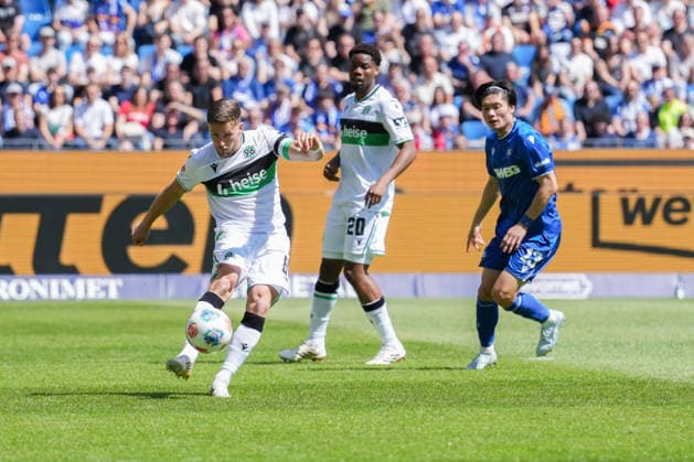 2 Bundesliga, Karlsruher SC vs Hannover 96, 25 04 2026 Enzo Leopold Hannover 96, 8 with a liberation blow 2 Bundesliga, Karlsruher SC vs Hannover 96, BBBank Wildpark Karlsruhe, 25 04 2026 DFB DFL REGULATIONS PROHIBIT ANY USE OF PHOTOGRAPHS AS IMAGE SEQUENCES AND OR QUASI VIDEO Copyright: xBEAUTIFULxSPORTS Boscox