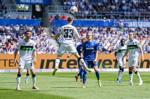 2 Bundesliga, Karlsruher SC vs Hannover 96, 25 04 2026 Header by Maurice Neubauer Hannover 96, 33 2 Bundesliga, Karlsruher SC vs Hannover 96, BBBank Wildpark Karlsruhe, 25 04 2026 DFB DFL REGULATIONS PROHIBIT ANY USE OF PHOTOGRAPHS AS IMAGE SEQUENCES AND OR QUASI VIDEO Copyright: xBEAUTIFULxSPORTS Boscox