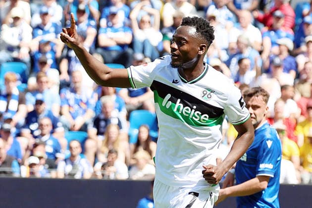 25 04 2026, xrekx, Fußball 2 Bundesliga, Karlsruher SC Hannover 96 v l Torjubel nach dem Tor zum celebrating the goal celebrate 0 1 durch Mustapha Bundu Hannover 96 DFL DFB REGULATIONS PROHIBIT ANY USE OF PHOTOGRAPHS as IMAGE SEQUENCES and or QUASI VIDEO Karlsruhe