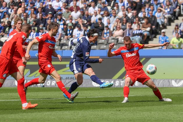 25 04 2025, xtgx, Fußball 2 Bundesliga, Hertha BSC Berlin Holstein Kiel emspor, v l Fabian Reese Hertha, 11 schiesst den Ball aufs Tor, Torschuss, Schuss DFL DFB REGULATIONS PROHIBIT ANY USE OF PHOTOGRAPHS as IMAGE SEQUENCES and or QUASI VIDEO Berlin
