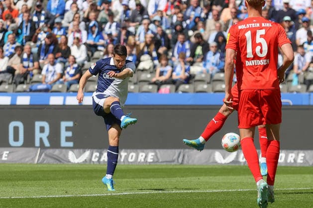25 04 2025, xtgx, Fußball 2 Bundesliga, Hertha BSC Berlin Holstein Kiel emspor, v l Josip Brekalo Hertha, 7 schiesst den Ball aufs Tor, Torschuss, Schuss DFL DFB REGULATIONS PROHIBIT ANY USE OF PHOTOGRAPHS as IMAGE SEQUENCES and or QUASI VIDEO Berlin