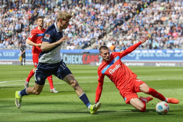 25 04 2025, xtgx, Fußball 2 Bundesliga, Hertha BSC Berlin Holstein Kiel emspor, v l Luca Schuler Hertha, 18 , David Zec Kiel, 26 Zweikampf, Duell, Kampf, tackle DFL DFB REGULATIONS PROHIBIT ANY USE OF PHOTOGRAPHS as IMAGE SEQUENCES and or QUASI VIDEO Berlin