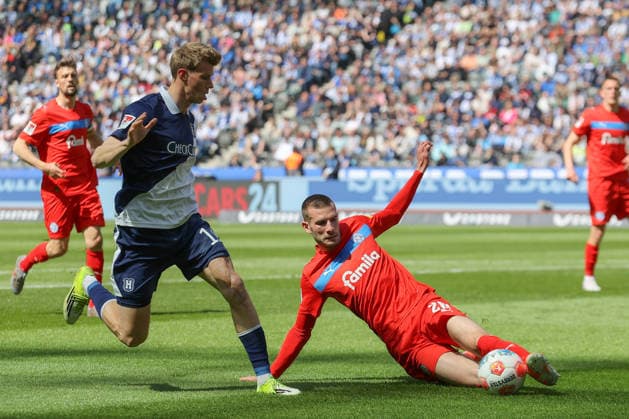 25 04 2025, xtgx, Fußball 2 Bundesliga, Hertha BSC Berlin Holstein Kiel emspor, v l Luca Schuler Hertha, 18 , David Zec Kiel, 26 Zweikampf, Duell, Kampf, tackle DFL DFB REGULATIONS PROHIBIT ANY USE OF PHOTOGRAPHS as IMAGE SEQUENCES and or QUASI VIDEO Berlin