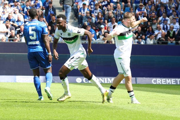 25 04 2026, xrekx, Fußball 2 Bundesliga, Karlsruher SC Hannover 96 v l Torjubel nach dem Tor zum celebrating the goal celebrate 0 1 durch Mustapha Bundu Hannover 96 DFL DFB REGULATIONS PROHIBIT ANY USE OF PHOTOGRAPHS as IMAGE SEQUENCES and or QUASI VIDEO Karlsruhe
