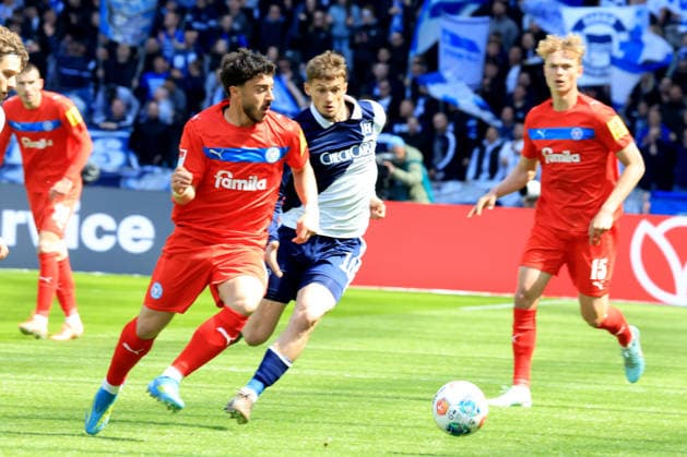 DEU, DFL, 2 FBL, Hertha BSC vs Holstein Kiel, 25 04 2026, Berliner Olympiastadion, Berlin, DEU, DFL, 2 FBL, Hertha BSC vs Holstein Kiel, im Bild Michael Cuisance Hertha BSC Berlin 10 , UMUT TOHUMCU Holstein Kiel 8 DFL regulations prohibit any use of Photographs as image sequences and or quasi video nordphotoxGmbHx xEngler nph00076