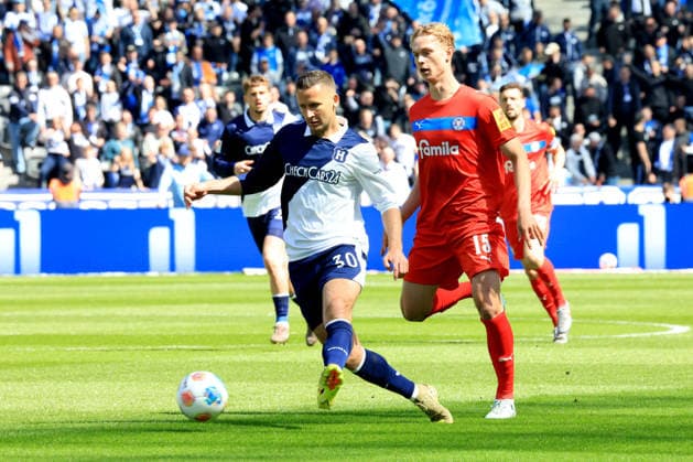 DEU, DFL, 2 FBL, Hertha BSC vs Holstein Kiel, 25 04 2026, Berliner Olympiastadion, Berlin, DEU, DFL, 2 FBL, Hertha BSC vs Holstein Kiel, im Bild Paul Seguin Hertha BSC Berlin 30 , KASPER DAVIDSEN Holstein Kiel 15 DFL regulations prohibit any use of Photographs as image sequences and or quasi video nordphotoxGmbHx xEngler nph00076
