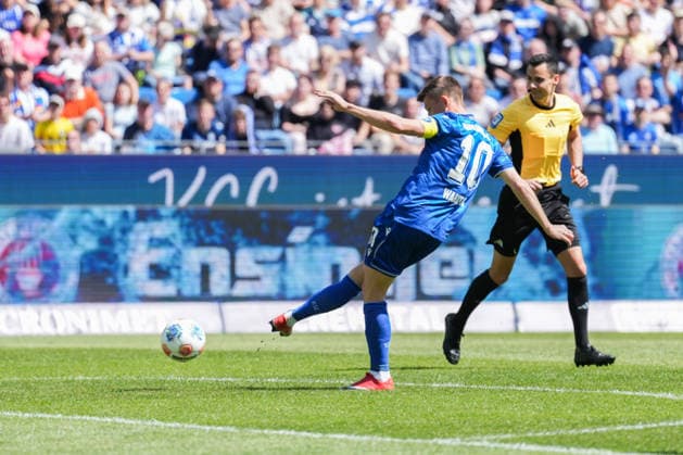2 Bundesliga, Karlsruher SC vs Hannover 96, 25 04 2026 Marvin Wanitzek Karlsruher SC, 10 with a shot towards goal 2 Bundesliga, Karlsruher SC vs Hannover 96, BBBank Wildpark Karlsruhe, 25 04 2026 DFB DFL REGULATIONS PROHIBIT ANY USE OF PHOTOGRAPHS AS IMAGE SEQUENCES AND OR QUASI VIDEO Copyright: xBEAUTIFULxSPORTS Boscox