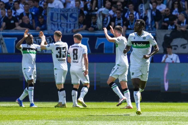 2 Bundesliga, Karlsruher SC vs Hannover 96, 25 04 2026 Goal celebration for 0 1 by Mustapha Bundu Hannover 96, 7 2 Bundesliga, Karlsruher SC vs Hannover 96, BBBank Wildpark Karlsruhe, 25 04 2026 DFB DFL REGULATIONS PROHIBIT ANY USE OF PHOTOGRAPHS AS IMAGE SEQUENCES AND OR QUASI VIDEO Copyright: xBEAUTIFULxSPORTS Boscox