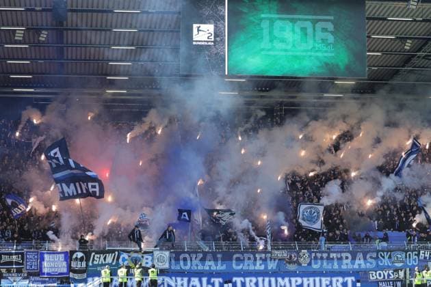 Soccer 2 Bundesliga 31 Matchday SC Preußen Münster DSC Arminia Bielefeld on 25 04 2026 at LVM Preußenstadion in Münster Bielefeld fans ignite Bengalos Pyro Pyrotechnics Flares Smoke bombs in the fan block DFL regulations prohibit any use of photographs as image sequences and or quasi video xJRx