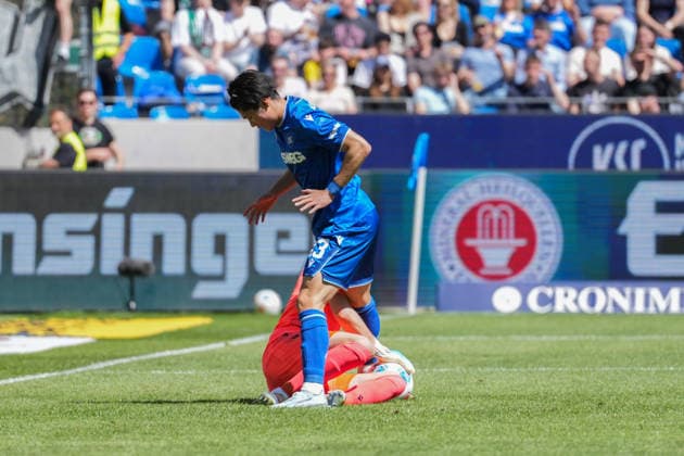 2 Bundesliga, Karlsruher SC vs Hannover 96, 25 04 2026 Duel between Nahuel Noll Hannover 96, 1 and Shio Fukuda Karlsruher SC, 13 2 Bundesliga, Karlsruher SC vs Hannover 96, BBBank Wildpark Karlsruhe, 25 04 2026 DFB DFL REGULATIONS PROHIBIT ANY USE OF PHOTOGRAPHS AS IMAGE SEQUENCES AND OR QUASI VIDEO Copyright: xBEAUTIFULxSPORTS Boscox