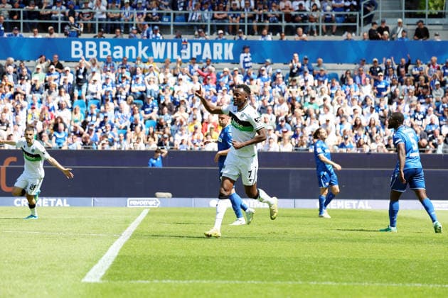 25 04 2026, xrekx, Fußball 2 Bundesliga, Karlsruher SC Hannover 96 v l Torjubel nach dem Tor zum celebrating the goal celebrate 0 1 durch Mustapha Bundu Hannover 96 DFL DFB REGULATIONS PROHIBIT ANY USE OF PHOTOGRAPHS as IMAGE SEQUENCES and or QUASI VIDEO Karlsruhe