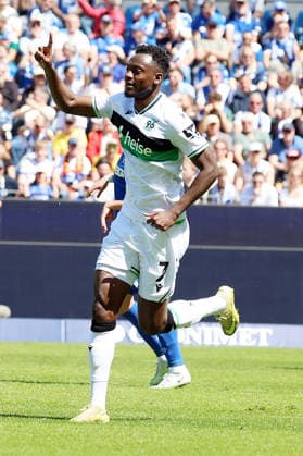25 04 2026, xrekx, Fußball 2 Bundesliga, Karlsruher SC Hannover 96 v l Torjubel nach dem Tor zum celebrating the goal celebrate 0 1 durch Mustapha Bundu Hannover 96 DFL DFB REGULATIONS PROHIBIT ANY USE OF PHOTOGRAPHS as IMAGE SEQUENCES and or QUASI VIDEO Karlsruhe