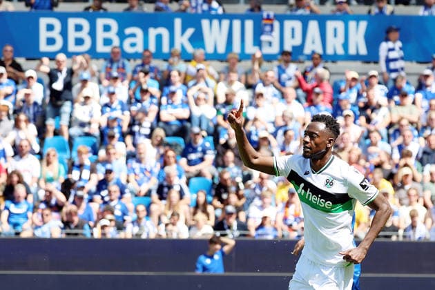 25 04 2026, xrekx, Fußball 2 Bundesliga, Karlsruher SC Hannover 96 v l Torjubel nach dem Tor zum celebrating the goal celebrate 0 1 durch Mustapha Bundu Hannover 96 DFL DFB REGULATIONS PROHIBIT ANY USE OF PHOTOGRAPHS as IMAGE SEQUENCES and or QUASI VIDEO Karlsruhe
