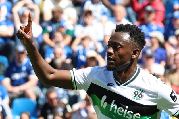 25 04 2026, xrekx, Fußball 2 Bundesliga, Karlsruher SC Hannover 96 v l Torjubel nach dem Tor zum celebrating the goal celebrate 0 1 durch Mustapha Bundu Hannover 96 DFL DFB REGULATIONS PROHIBIT ANY USE OF PHOTOGRAPHS as IMAGE SEQUENCES and or QUASI VIDEO Karlsruhe