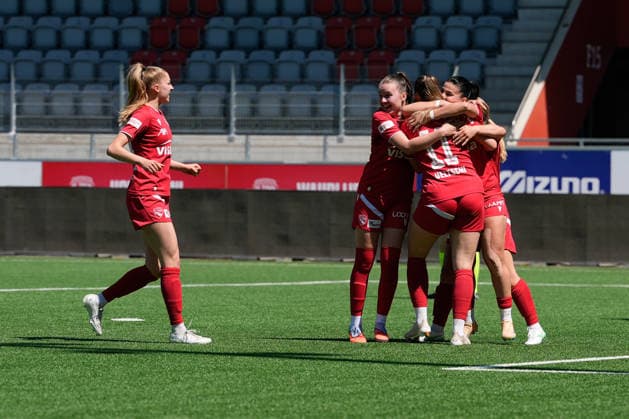 Switzerland AXA Women s Super League 2025 26, FC Thun vs Yverdon Sport FC Stockhorn Arena, Thun Mimoza Hamidi 7 Thun celebrates with the team after her goal Copyright: xKjetilxWaberx