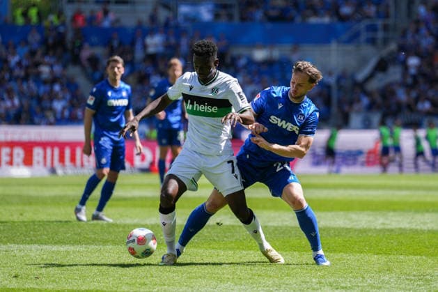 2 Bundesliga, Karlsruher SC vs. Hannover 96, 25 04 2026 Duel between Mustapha Bundu Hannover 96, 7 and Christoph Kobald Karlsruher SC, 22 2 Bundesliga, Karlsruher SC vs. Hannover 96, BBBank Wildpark Karlsruhe, 25 04 2026 DFB DFL REGULATIONS PROHIBIT ANY USE OF PHOTOGRAPHS AS IMAGE SEQUENCES AND OR QUASI VIDEO Copyright: xBEAUTIFULxSPORTS Boscox