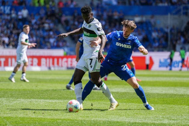 2 Bundesliga, Karlsruher SC vs. Hannover 96, 25 04 2026 Duel between Mustapha Bundu Hannover 96, 7 and Christoph Kobald Karlsruher SC, 22 2 Bundesliga, Karlsruher SC vs. Hannover 96, BBBank Wildpark Karlsruhe, 25 04 2026 DFB DFL REGULATIONS PROHIBIT ANY USE OF PHOTOGRAPHS AS IMAGE SEQUENCES AND OR QUASI VIDEO Copyright: xBEAUTIFULxSPORTS Boscox