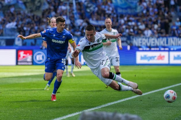 2 Bundesliga, Karlsruher SC vs. Hannover 96, 25 04 2026 One-on-one fight between Marvin Wanitzek Karlsruher SC, 10 and Bastian Allgeier Hannover 96, 17 2 Bundesliga, Karlsruher SC vs. Hannover 96, BBBank Wildpark Karlsruhe, 25 04 2026 DFB DFL REGULATIONS PROHIBIT ANY USE OF PHOTOGRAPHS AS IMAGE SEQUENCES AND OR QUASI VIDEO Copyright: xBEAUTIFULxSPORTS Boscox