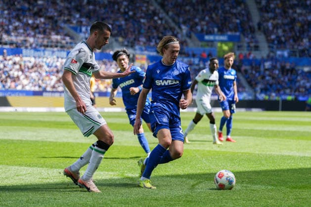 2 Bundesliga, Karlsruher SC vs Hannover 96, 25 04 2026 duel between Bastian Allgeier Hannover 96, 17 and David Herold Karlsruher SC, 20 2 Bundesliga, Karlsruher SC vs Hannover 96, BBBank Wildpark Karlsruhe, 25 04 2026 DFB DFL REGULATIONS PROHIBIT ANY USE OF PHOTOGRAPHS AS IMAGE SEQUENCES AND OR QUASI VIDEO Copyright: xBEAUTIFULxSPORTS Boscox