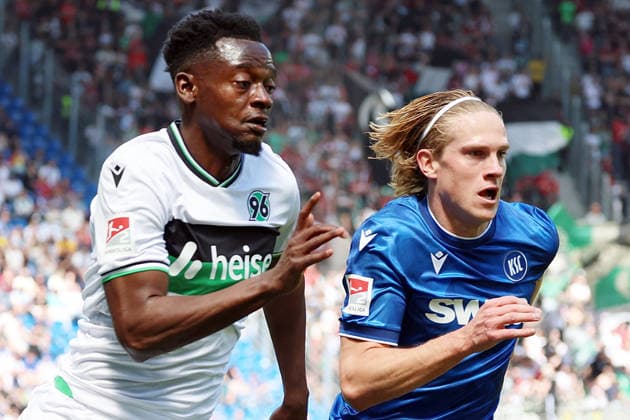 25 04 2026, xrekx, Fußball 2 Bundesliga, Karlsruher SC Hannover 96 v l Mustapha Bundu Hannover 96 David Herold Karlsruher SC Zweikampf, Aktion, action, battle for the ball DFL DFB REGULATIONS PROHIBIT ANY USE OF PHOTOGRAPHS as IMAGE SEQUENCES and or QUASI VIDEO Karlsruhe