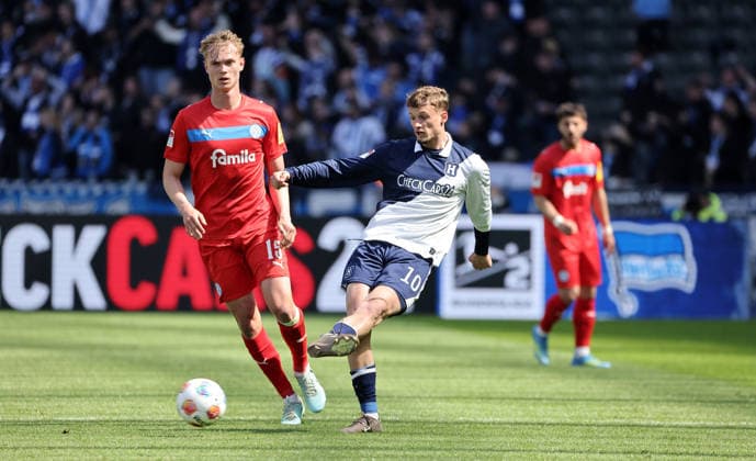 Kasper Davidsen, Michael Cuisance duel match scene action sport soccer soccer DFL 2 Bundesliga men 31 matchday season 2025 2026 25 04 2026 Hertha BSC Berlin vs Holstein Kiel KSV DFL regulations prohibit any use of photographs as image sequences and or quasi video