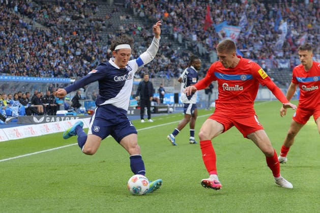 25 04 2025, xtgx, Soccer 2 Bundesliga, Hertha BSC Berlin Holstein Kiel emspor, v l Fabian Reese Hertha, 11 , Marko Ivezic Kiel, 6 DFL DFB REGULATIONS PROHIBIT ANY USE OF PHOTOGRAPHS as IMAGE SEQUENCES and or QUASI VIDEO Berlin