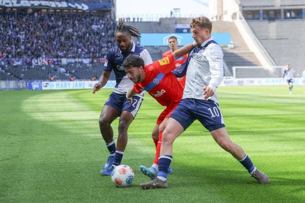 25 04 2025, xtgx, Soccer 2 Bundesliga, Hertha BSC Berlin Holstein Kiel emspor, v l Deyovaisio Zeefuik Hertha, 42 , Umut Tohumcu Kiel, 8 , Michael Cuisance Hertha, 10 duel, fight, tackle DFL DFB REGULATIONS PROHIBIT ANY USE OF PHOTOGRAPHS as IMAGE SEQUENCES and or QUASI VIDEO Berlin