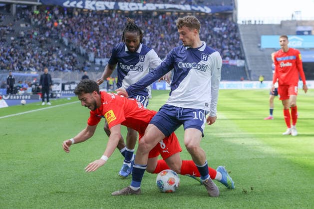 25 04 2025, xtgx, Soccer 2 Bundesliga, Hertha BSC Berlin Holstein Kiel emspor, v l Deyovaisio Zeefuik Hertha, 42 , Umut Tohumcu Kiel, 8 , Michael Cuisance Hertha, 10 duel, fight, tackle DFL DFB REGULATIONS PROHIBIT ANY USE OF PHOTOGRAPHS as IMAGE SEQUENCES and or QUASI VIDEO Berlin