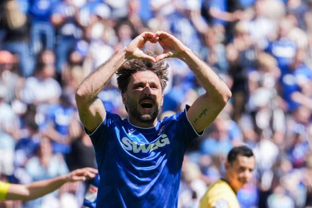 2 Bundesliga, Karlsruher SC vs Hannover 96, 25 04 2026 Goal celebration for 1 1 by Fabian Schleusener Karlsruher SC, 24 2 Bundesliga, Karlsruher SC vs Hannover 96, BBBank Wildpark Karlsruhe, 25 04 2026 DFB DFL REGULATIONS PROHIBIT ANY USE OF PHOTOGRAPHS AS IMAGE SEQUENCES AND OR QUASI VIDEO Copyright: xBEAUTIFULxSPORTS Boscox